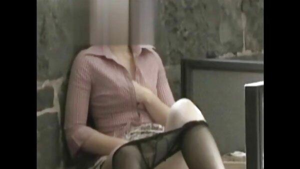 یوکی توما در لباس فیلم سکسی روسیه ای سه نفره MMF انگشت به پا می شود