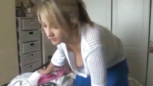 ولگرد سکس مادر روسی سبزه جذاب با جوراب‌های سفید، انفرادی داغ را روی دوربین ارائه می‌کند